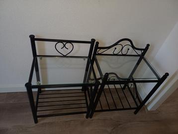 Set van 2 metalen nachtkastjes/bijzettafels met glas