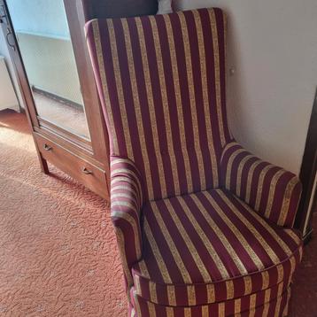 Comfortabele stoel met armleuning - smoezelig