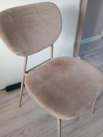 2 stoelen gratis ;