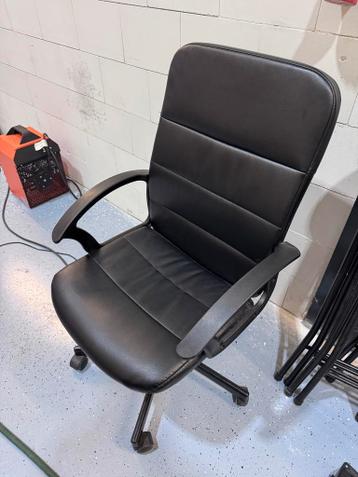 Comfortabele zwarte bureaustoel met wieltjes