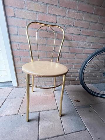 Gouden stoel met beige zitting