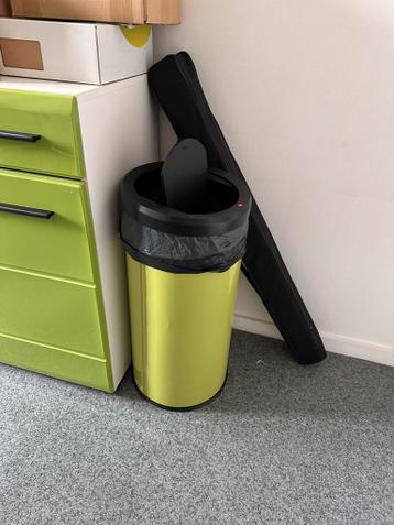 Groene en rode kast, met een groene prullenbak.