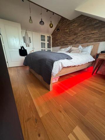 Steigerhouten bed met elektrische lattenbodem en LED