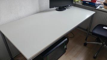 Gratis: wit bureau met verstelbare poten (120x80 cm)