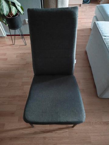 4 grijze eetkamerstoelen (2 beschadigd, gratis af te halen)