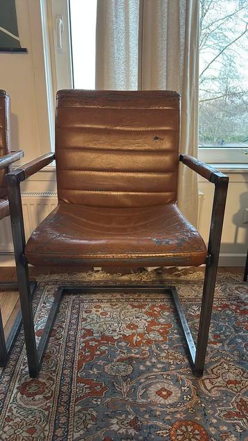 2x gratis eettafelstoelen in leer look