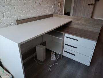 Gratis bureau met ladeblok en opbergruimte