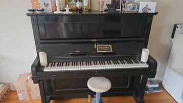 Zwarte piano van het merk Sponnagel