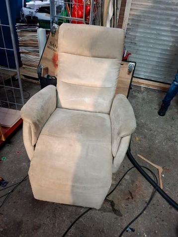 Comfortabele beige fauteuil met draaivoet gratis ophalen