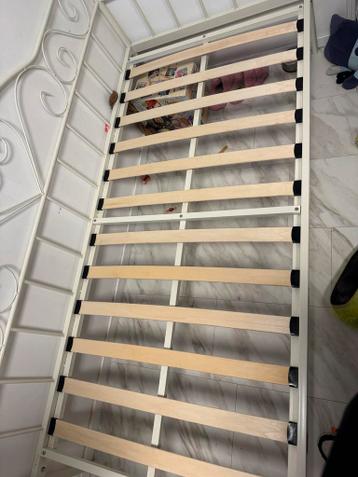 Wit metalen bedframe met lattenbodem (90x200 cm)