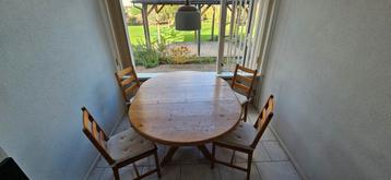 Houten keukentafel met vier stoelen gratis