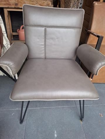 Comfortabele stoel met armleuningen en metalen poten