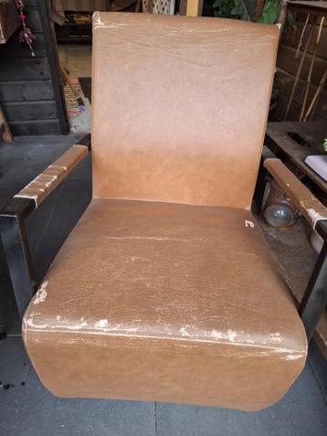 Gebruikte stoel met bruin kunstleer en metalen frame