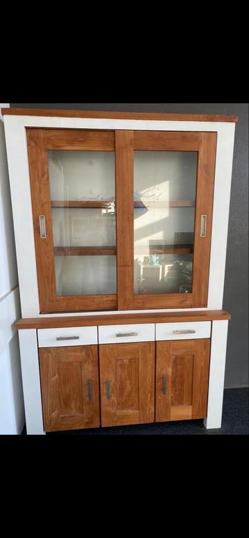 Gratis Mooie Teakhouten Kast met Glazen Schuifdeuren