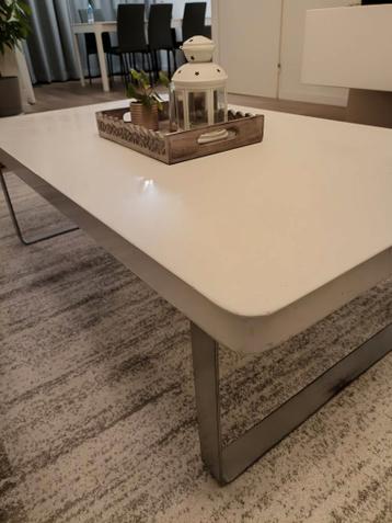 Moderne witte salontafel met metalen onderstel