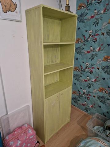 Groene wandkast met open planken en gesloten gedeelte