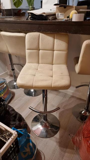 4 barstoelen gratis op te halen - ideaal om te stofferen