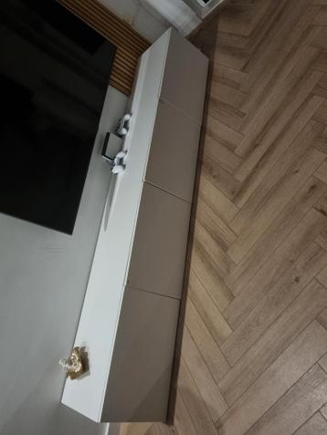 IKEA TV-kast met gebruikerssporen - Bieden en meenemen