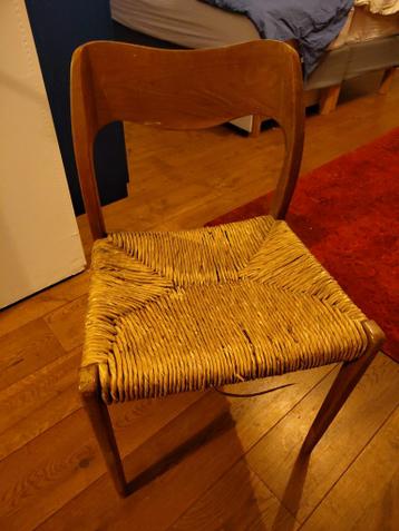 Twee houten stoelen en krukje, ip al toegewezen aan afnemer