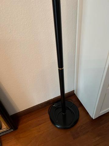 Zwarte staande lamp met halogeenverlichting