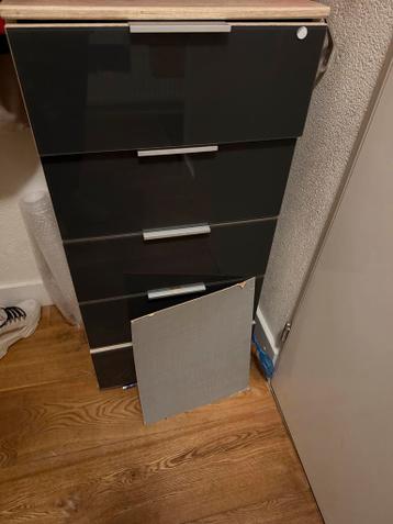 Gratis Ladekast met 5 lades en los plankje
