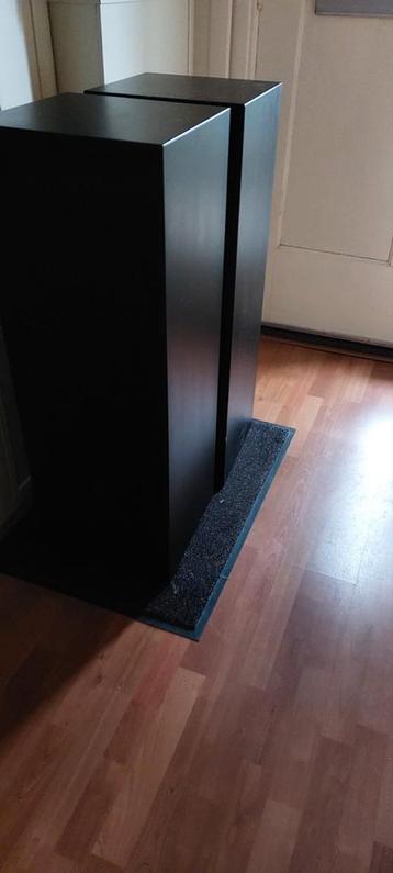 2 hoge zwarte zuilen