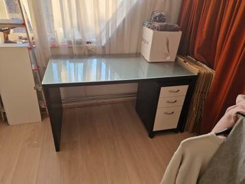 Gebruikt bureau met ladeblok en glazen blad