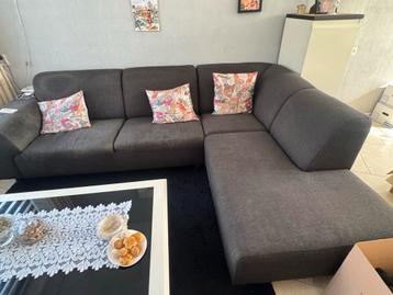 Comfortabele donkergrijze/zwarte hoekbank met sierkussens
