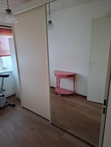 Witte kledingkast met schuifdeuren- spiegel.