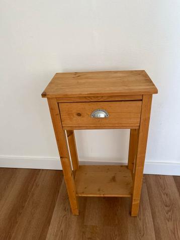 Gratis nachtkastje met lade en plankje