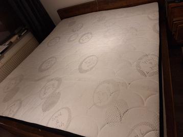 2 persoonsbed ombouw met matrassen en lattenbodems