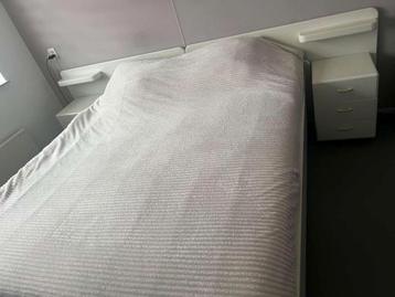 GRATIS Tweepersoonsbed met hoofdbord,lampjes en nachtkastjes