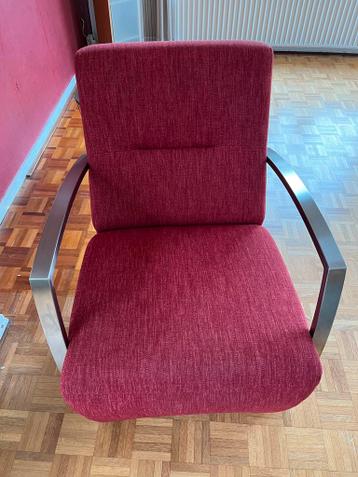 Comfortabele fauteuil met metalen armleuningen
