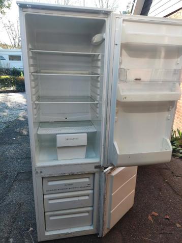 Gratis koelkast met vriesvak Ideaal voor in garage/schuur