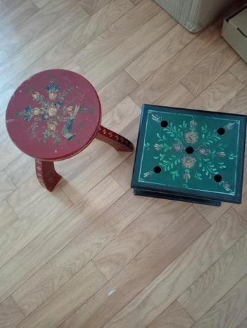 Decoratief krukje en stoofje met bloemmotief