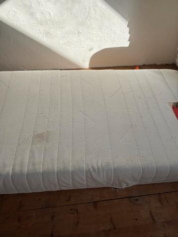 Eenpersoons matras 90 x 200 - gebruikt met lichte schade