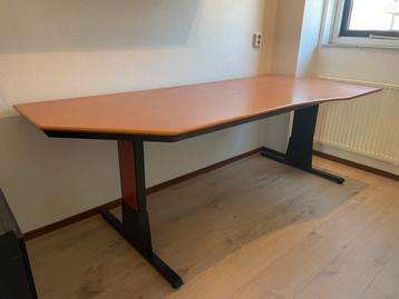 Groot bureau 200x90 cm met hoek