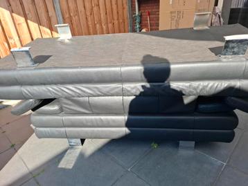 Zwarte, leren 2,5 en 3 zits bank. GRATIS