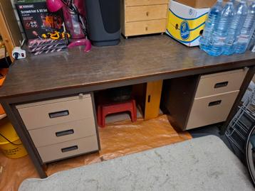 Gratis. Stevige  stalen werktafel / bureau 150 x 75 cm.