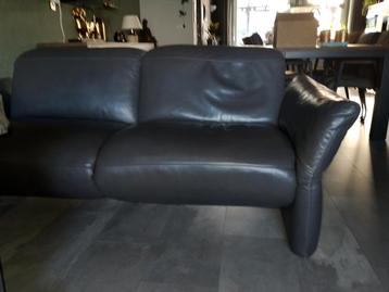 Gratis afhalen. Comfortabele grijze leren bank - 2-zits