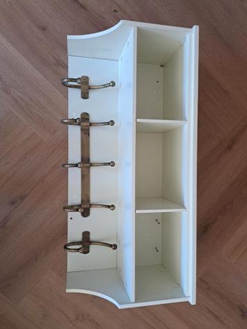 Witte wandkapstok met messing haken en planken