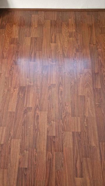 Gratis af te halen: Donkerbruin laminaat (ca. 16 m²)