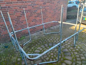 Gratis op te halen: Oud ijzer (trampoline onderdelen)