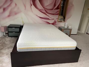 Tweepersoonsbed 160x210 met hoofdbord en nachtkastjes