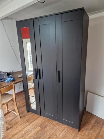 GRATIS Grote zwarte kledingkast met spiegel.