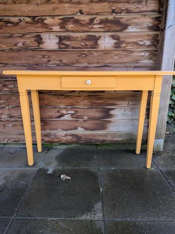 Gele houten tafel met lade - 120 cm lang