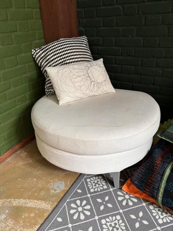 Creme kleurige poef voor bij een bank