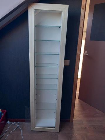Hangende vitrinekast.