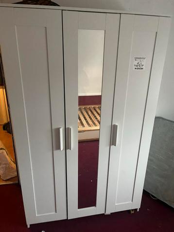 Bedframe, kast en bankje gratis op te halen in Enschede