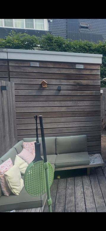 Comfortabele houten hoekbank voor buiten